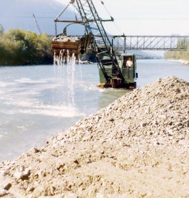 Ottobre 1975.
Estrazione di alluvionale dal fiume Ticino e valle della foce del riale Riarena. 
Formazione rampa provvisoria in alveo del Ticino. (#226)