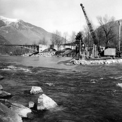 Primavera 1958. Lavori TT.
Attraversamento del Ticino, a valle del ponte della Torretta, con il cavo principale.
Esecuzione scavo con paratie e riporto di materiale. (#412)