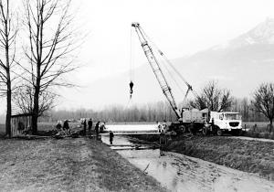 30 novembre 1965.
Nuovo ponte in cemento armato prefabbricato, sul canale 