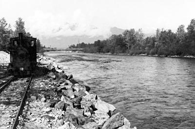 Aprile 1936.
Diga sommergibile riva sinistra alzata, a valle del ponte ferroviario. (#2500)