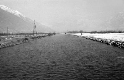 Marzo 1965 - Ticino a monte del ponte di Quartino.
Golena sinistra sistemata - destra non sistemata. (#19)